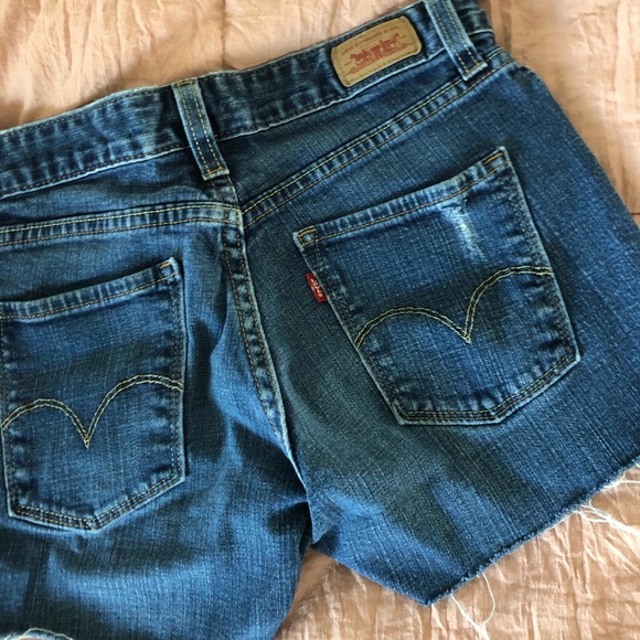 Distressed Levi’s 553 Cut-Off shorts - Picture 2 of 4